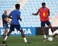 包含阿贾克斯训练开放日,赛后复出首秀引欢呼,德国杯在即,临场指挥获称赞的词条 包含阿贾克斯训练开放日,赛后复出首秀引欢呼,德国杯在即,临场指挥获称赞的词条